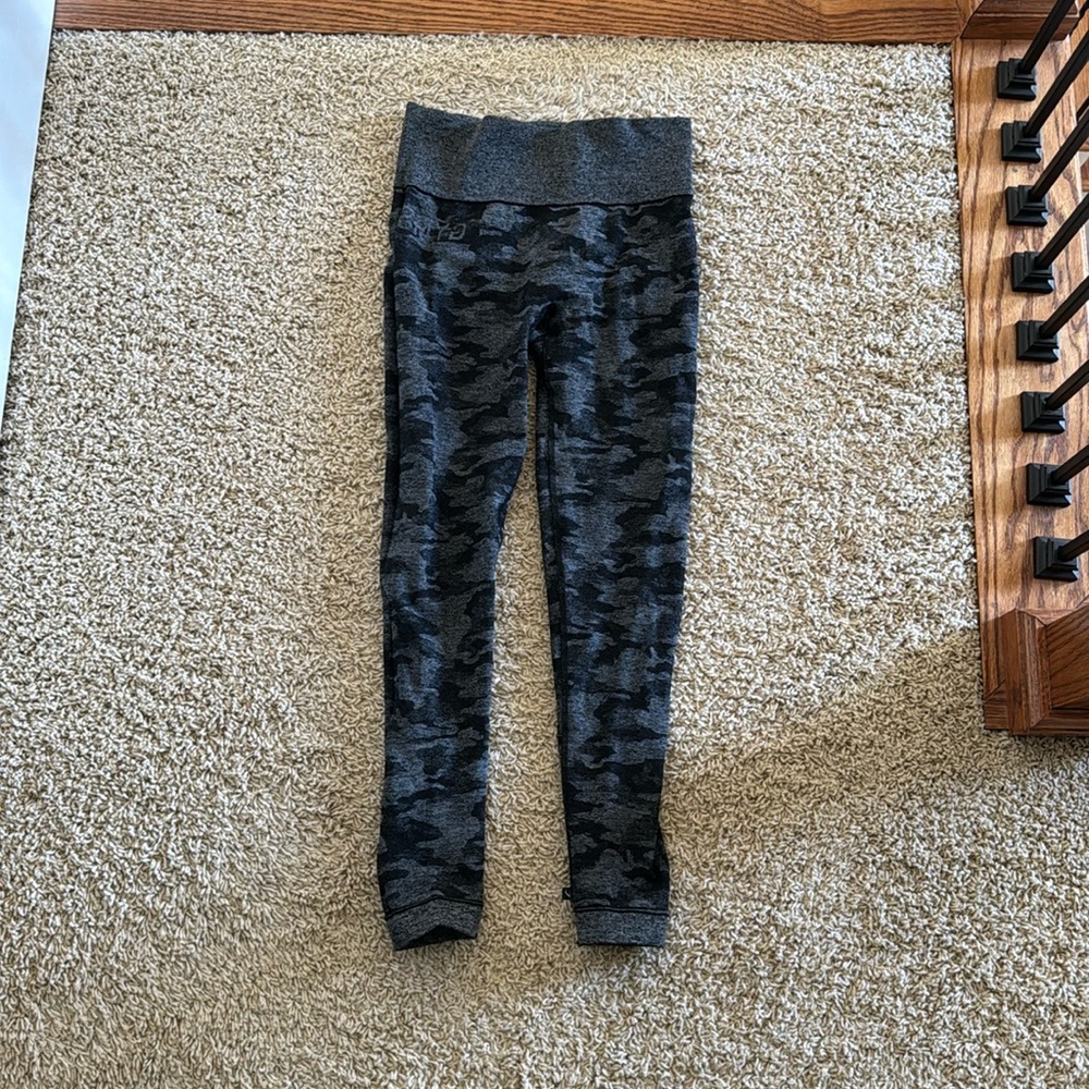 Gym shark leggings.